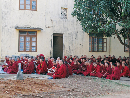 Overbevolking in het Gaden Jangtse klooster