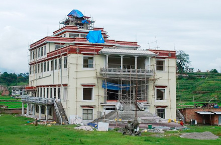 De nieuwe gompa van de Kopan Nunnery in opbouw